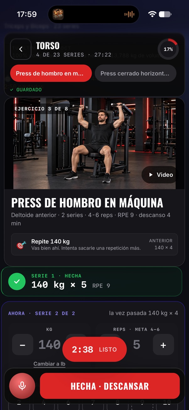 Captura real de la app en un teléfono durante press de hombro, con progreso de la serie y descanso